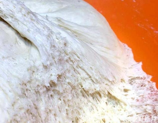 一碗面粉,两个鸡蛋,不用一滴水,5分钟教你做软香的“面包饼”!