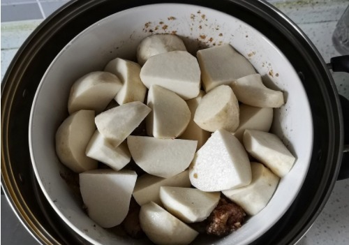 用它蒸排骨，比用土豆和红薯好吃，粉糯又开胃，每次都比肉先吃完