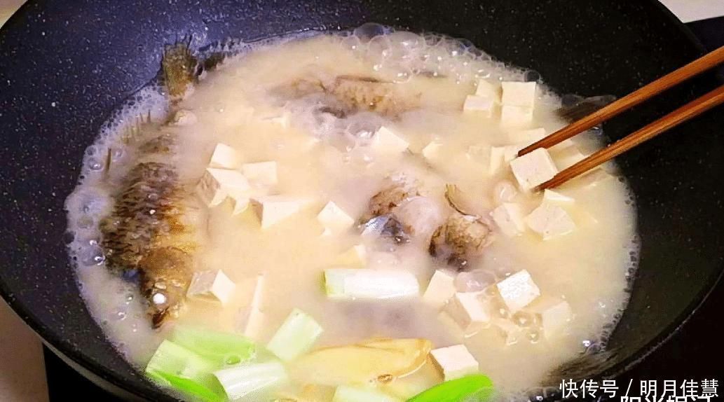 炖鲫鱼汤,万万不要直接下锅煎多做一步,汤鲜香浓白,好喝不腥