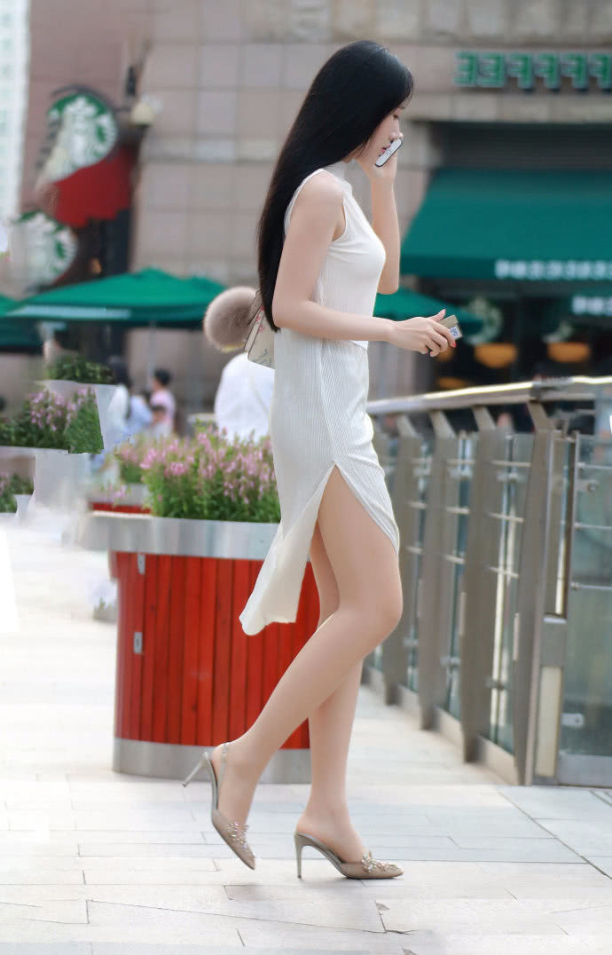优美|街拍小姐姐白色性感开叉连衣裙,尽显优美曲线跟大长腿