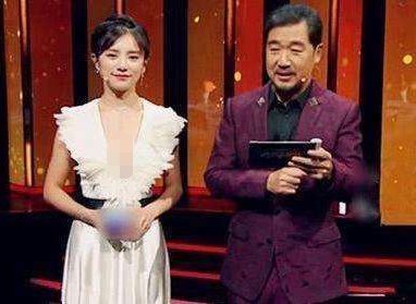 知名女主持現(xiàn)場失誤，漏穿一件衣服，身旁的張國立60分鐘沒敢轉(zhuǎn)頭