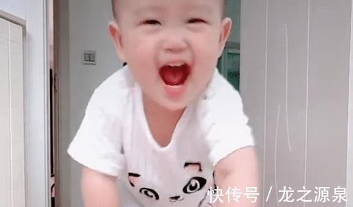 萌娃|“小跟班奶爸”带娃火了,这大概是最值钱的大小版“移动拖把”了