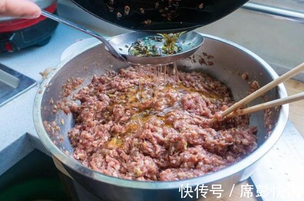 香料油|调肉馅时,先加盐还是先加油记住3个顺序,肉馅鲜嫩多汁,真香