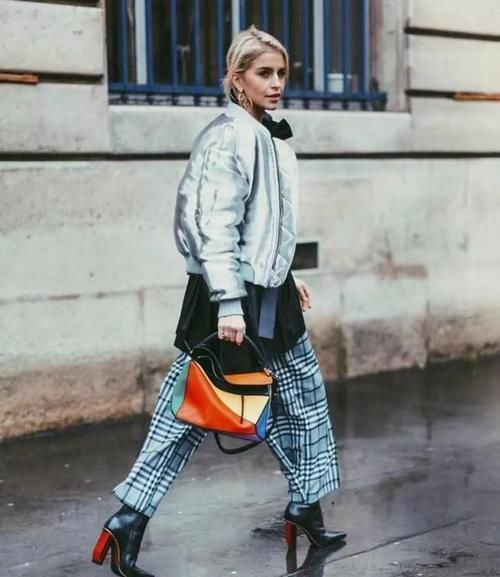 不管是大衣还是羽绒服,尽量别穿这3个“颜色”,不耐看也不耐穿