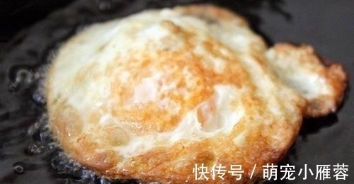 煎荷包蛋，凉油下锅好还是热油？很多人搞错，难怪蛋不好吃还粘锅
