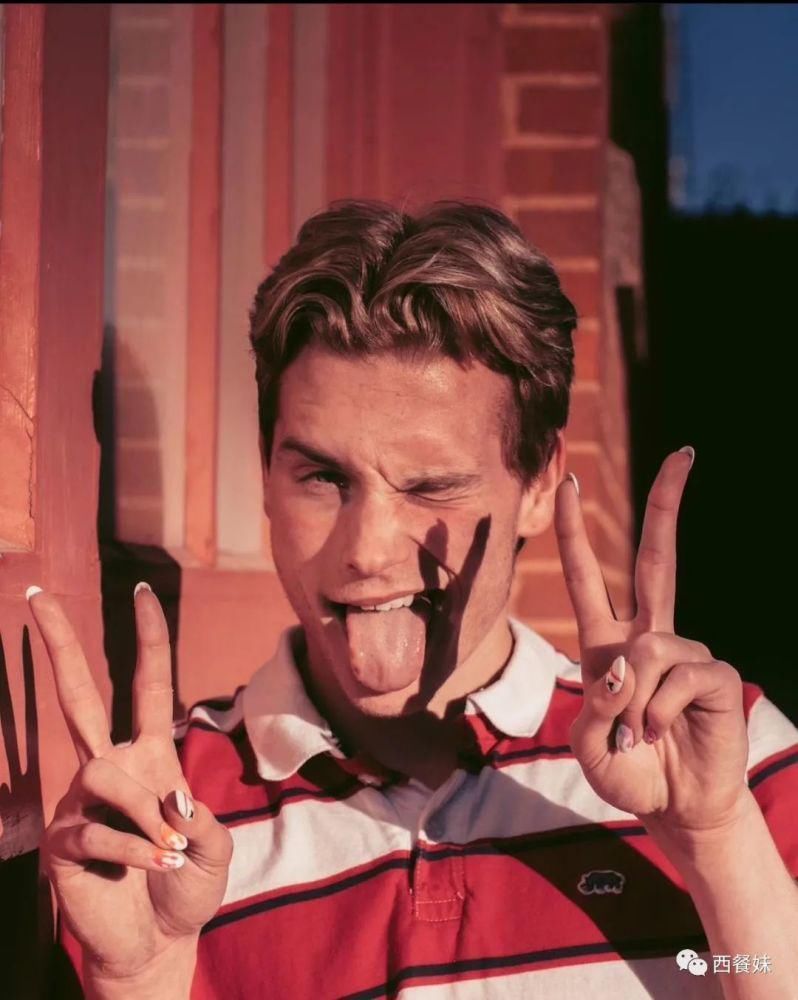 同性恋男生因涂指甲油被休学 引网友不满!25万在线请愿!