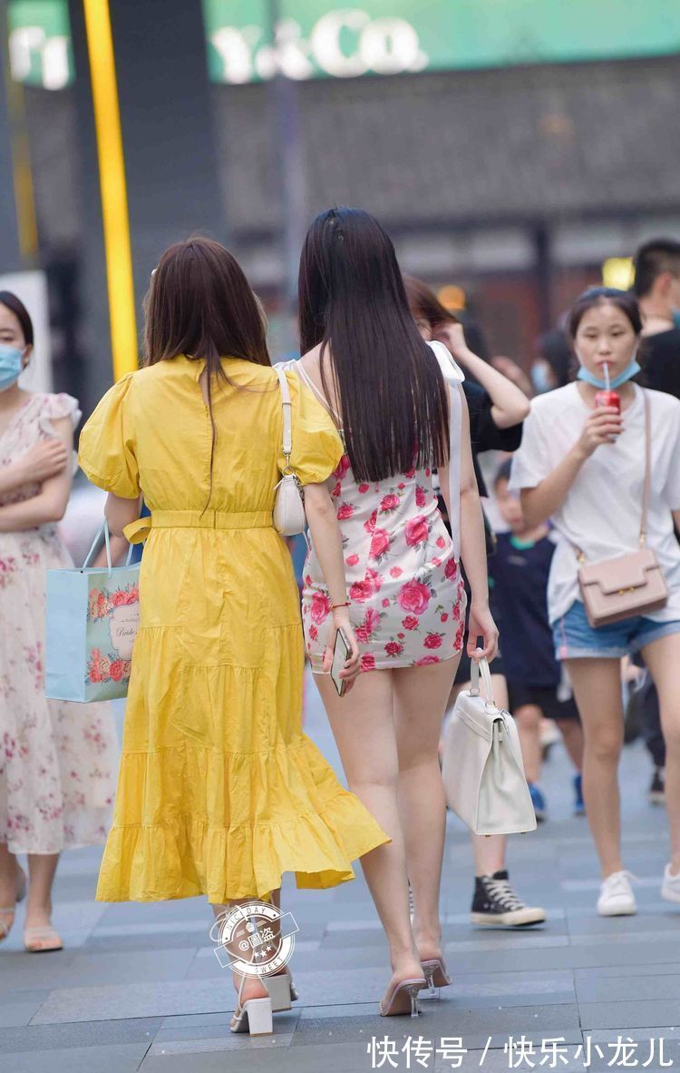 时尚 明艳动人的连衣裙穿搭更是让人心动,时尚百搭又耐看,透人心脾