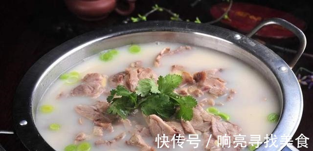 做羊汤时并不是什么料都放,几种调料即可,做出的羊汤更美味!