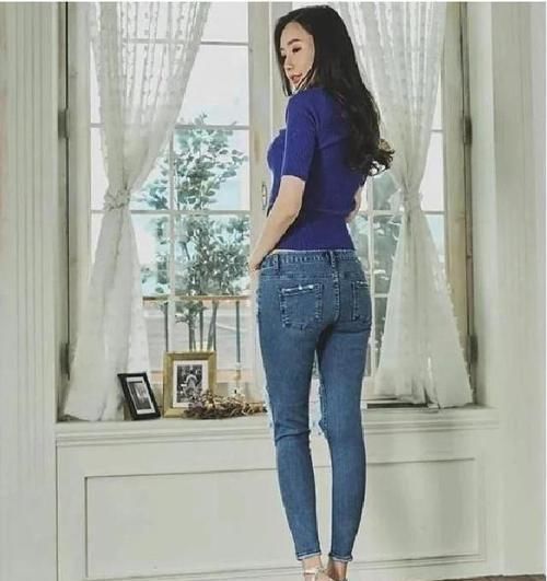 身材曼妙小姐姐,牛仔裤勾勒出曼妙身材,尽显女神凹凸身材