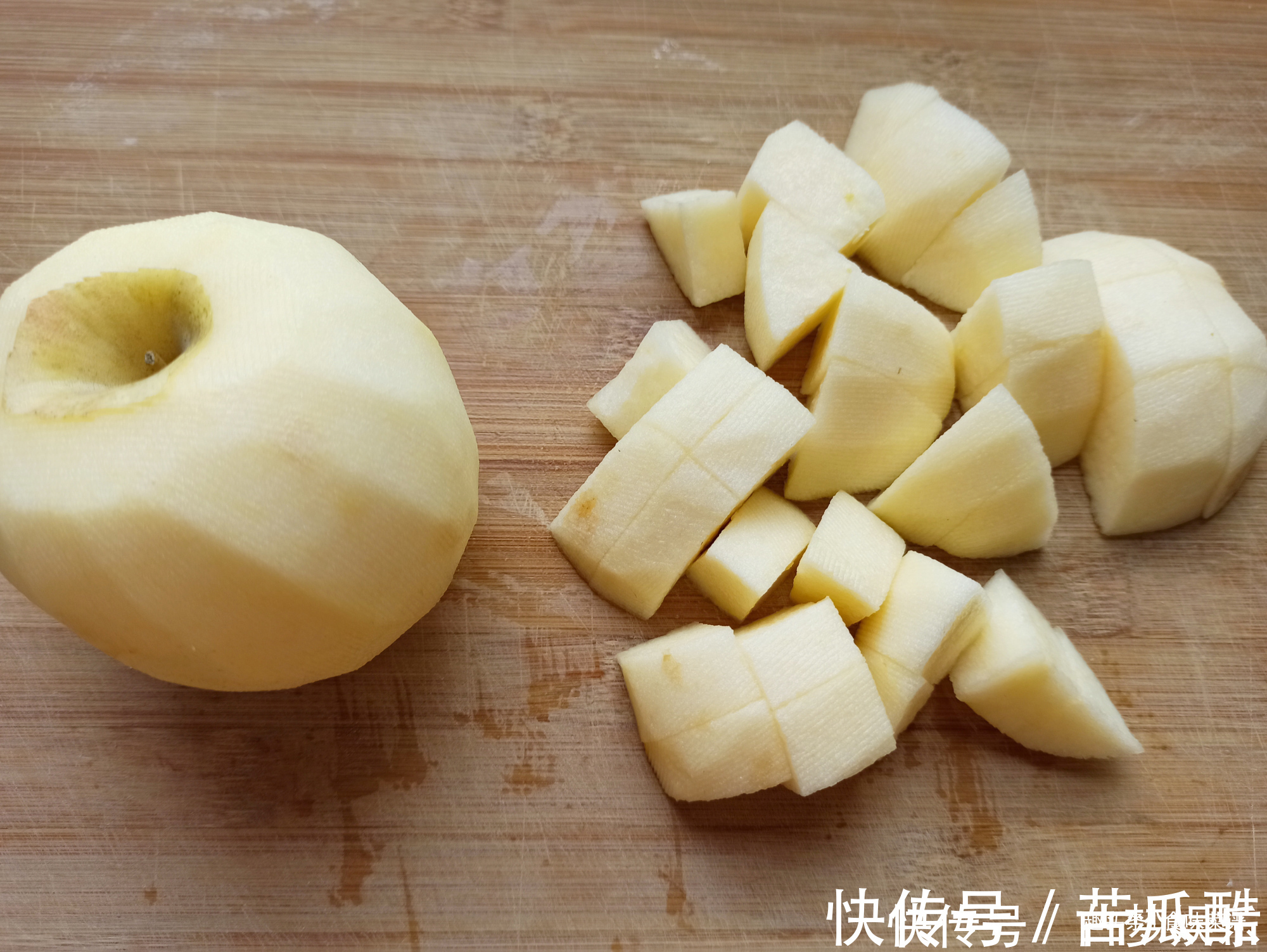 苹果最好吃的做法,加上鸡蛋搅一搅,酥脆香甜,孩子常吃增强记忆