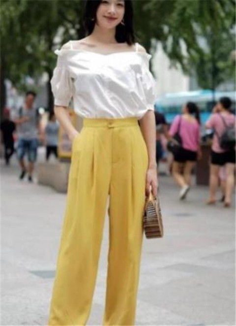 小姐姐|大波浪卷发的优雅美女,露肩上衣配时髦短裙,尽显女神风采