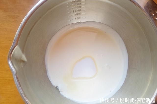 一款不用抹面的奶油蛋糕,非常适合新手学做,颜值和味道不输买的