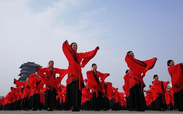 汉服秀|汉中市旗袍文化协会在天汉长街举行千人汉服秀