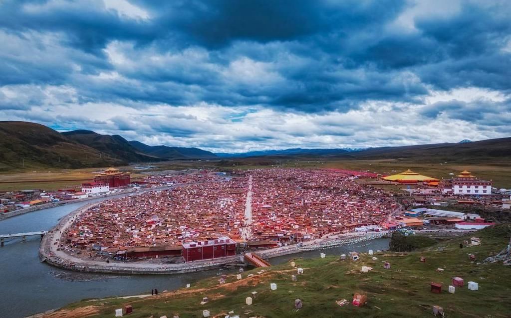 亚青寺|此地生活2万人竟无一男，夜晚还有特殊规定，游客：想去却不敢去