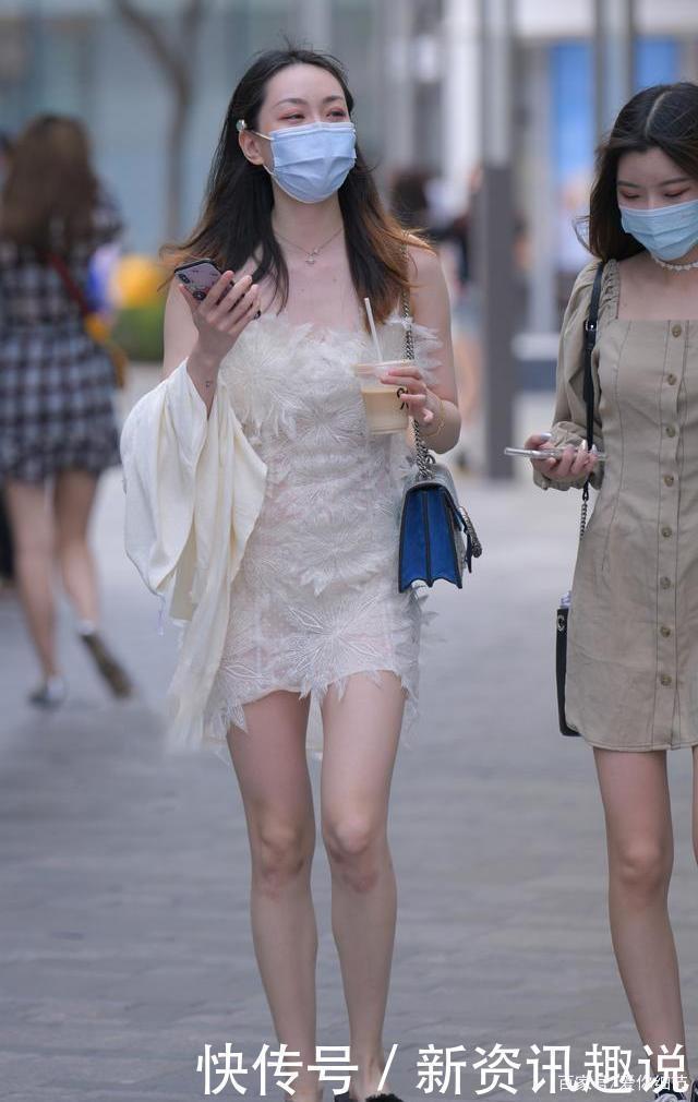 舒适|连衣裙的打扮舒适自在显得独特别致，有种不一样的甜美