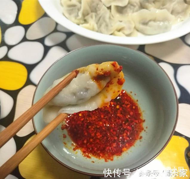 婆婆包的饺子，鲜，软，多汁，咬一口饺子馅汁顺嘴流！