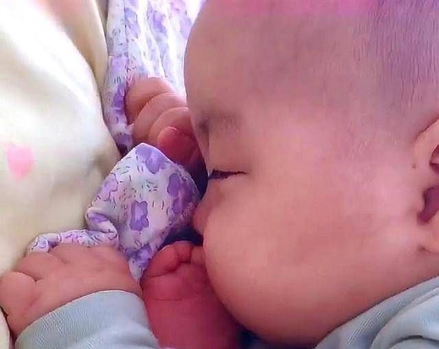 新妈妈|婴儿把脚当作奶嘴，吃完就睡着了网友这个姿势我打满分