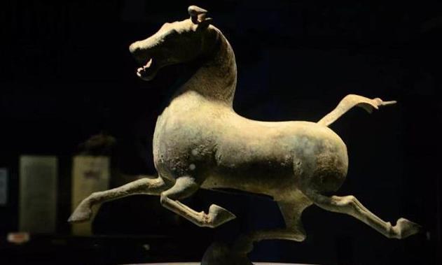 文物&“马踏飞燕”为何都是侧面照?当正面照曝光后,大家忍不住笑了