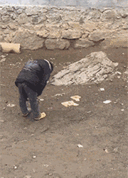 |搞笑GIF:骚年,抢一次镜头就好了,非要被打了才知道错