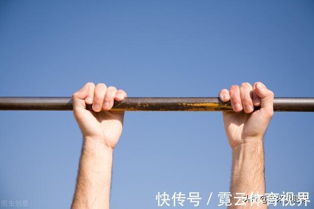 引体向上|单杠悬垂2分钟就属于高手级别,每天坚持训练,快速提升双手握力