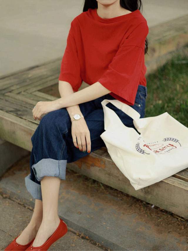 紧身裤|不挑年龄的“红色”T恤,搭配牛仔裤简约又通勤,可甜可咸