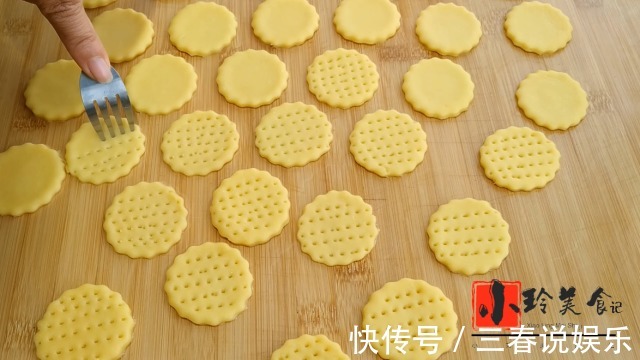 在家也可以自己做饼干,不加水,不用烤箱,香甜酥脆,营养又健康