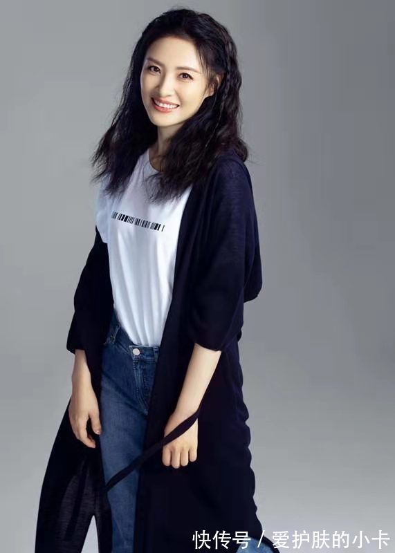 周涛|周涛真是主持界的穿搭模板,白衬衫配黑裤超高级,53岁太显年轻