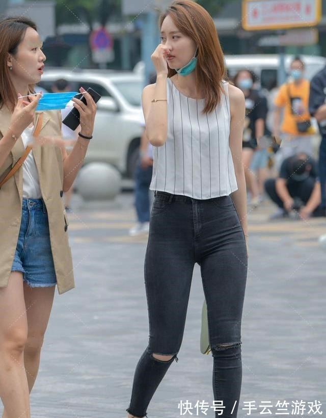 无袖衫 黑白条纹上衣非常经典,与深色牛仔裤搭配,简单而又好看!