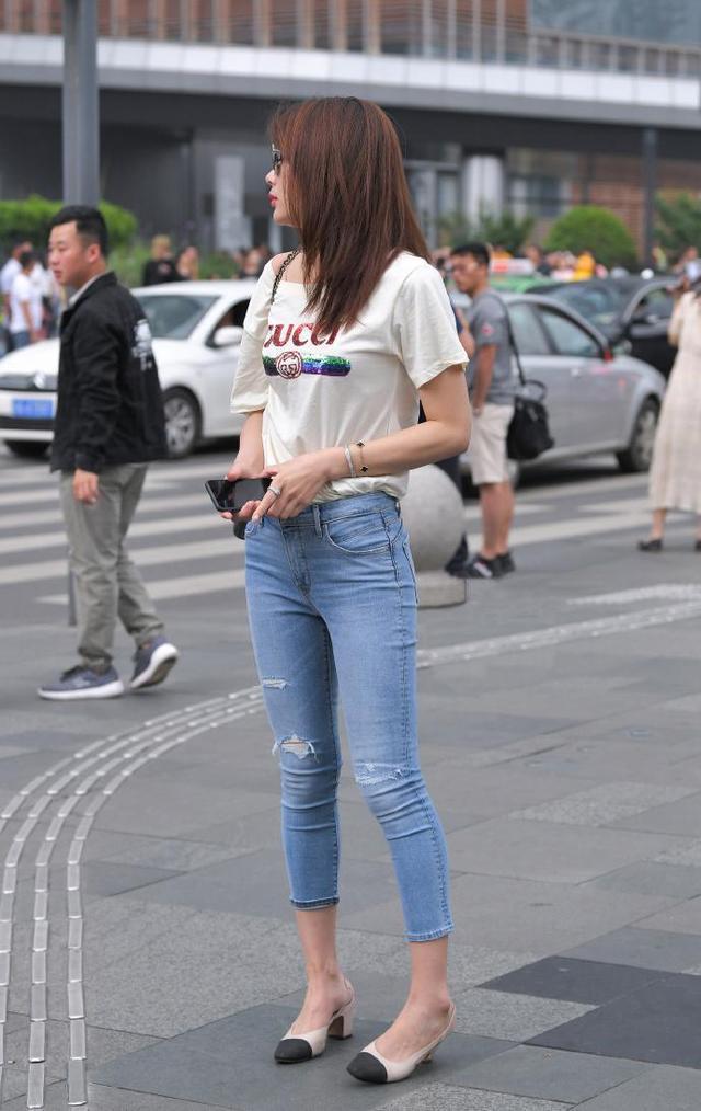 搭配 大牌T恤上衣搭配紧身牛仔裤,酷炫十足,迷人中尽显优雅