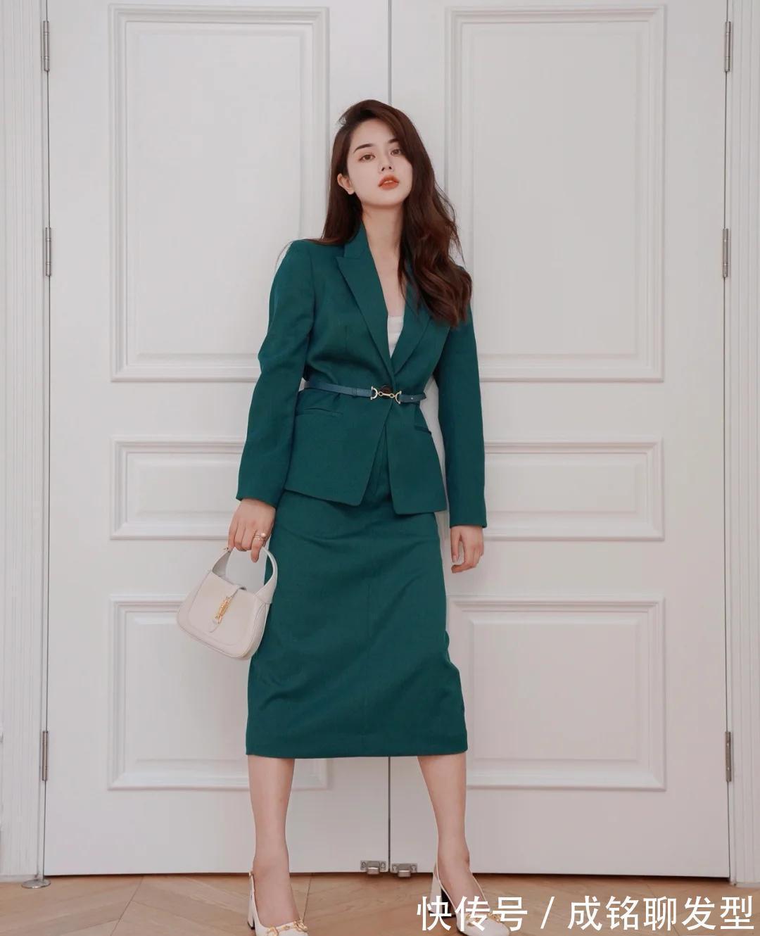 女性|夏日“顺色系”搭配来袭,清新随意不失成熟韵味,时尚减龄又高雅