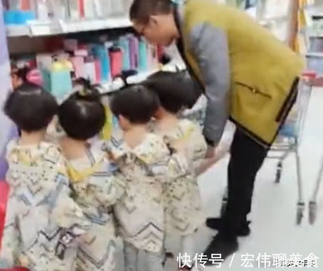 多胞胎|四胞胎和爸爸一起逛超市,四个小家伙依次排开跟在爸爸的后面