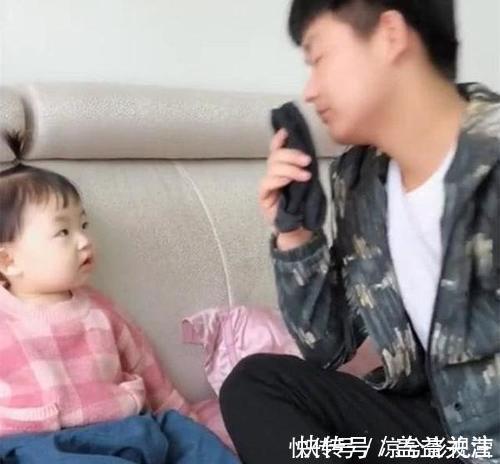 臭袜子|爸爸假装被臭袜子熏晕,女儿闻过后也晕了,结果让妈妈忍不住笑喷