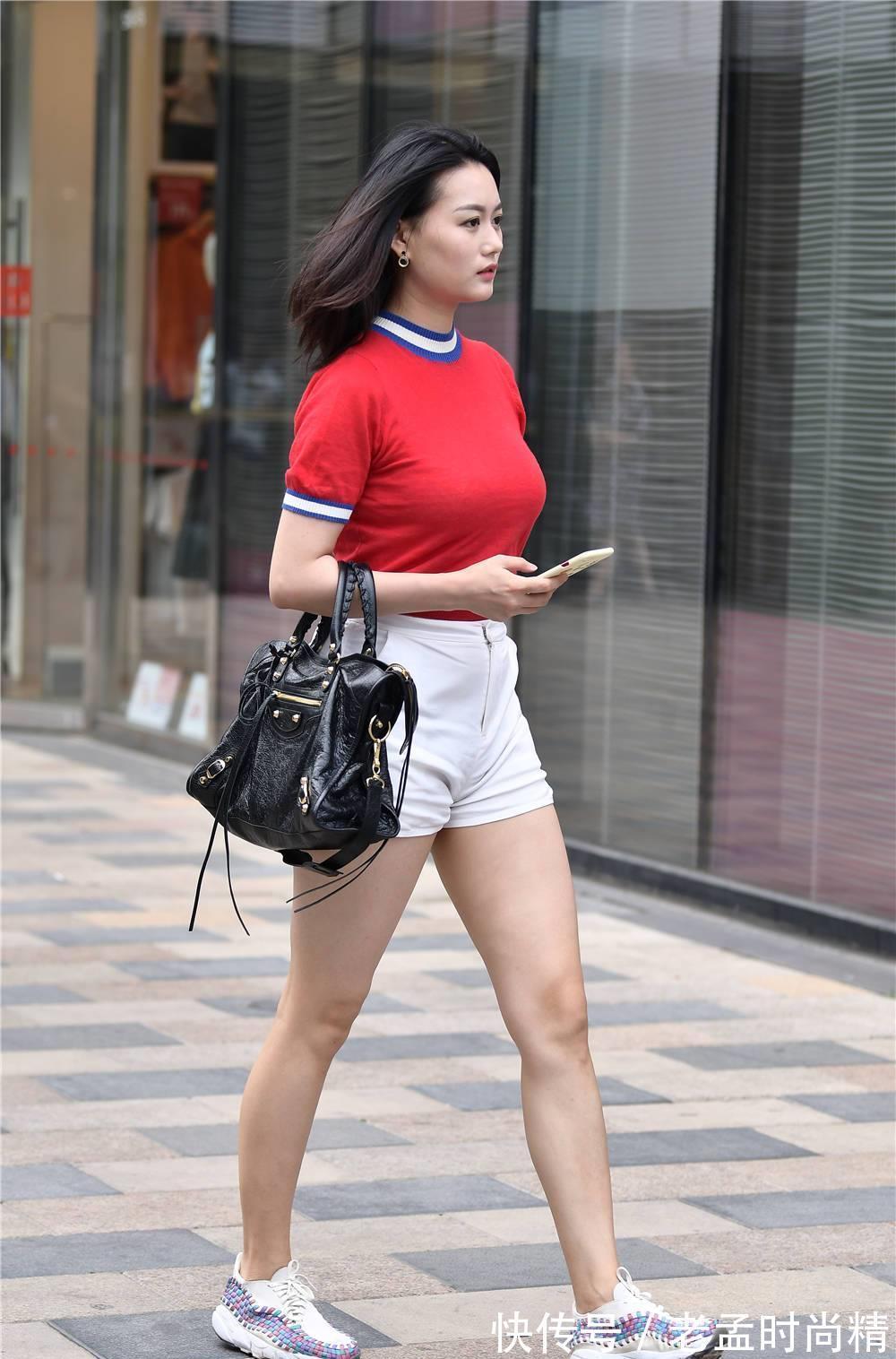 高跟鞋|白色修身短裤, 搭配红色半袖, 穿出朝气和活力