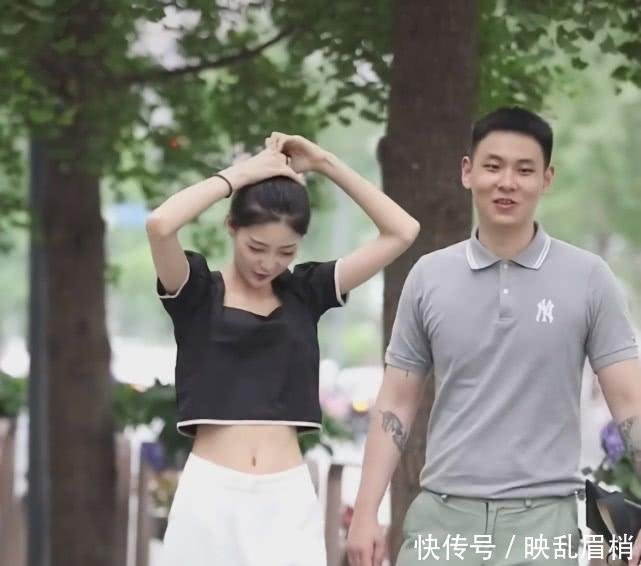 赶紧|美女穿男友的裤子出门,却因太瘦往下溜,男生赶紧用手挡住,大赞