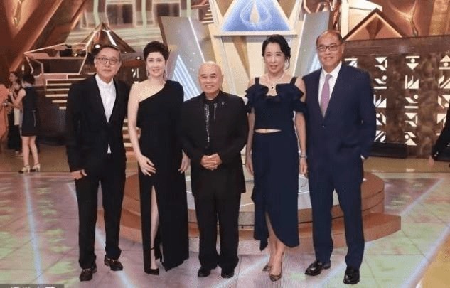 分体裙|朱玲玲现身决赛,穿分体裙挤出肚腩,63岁身材是不好但气质高贵!