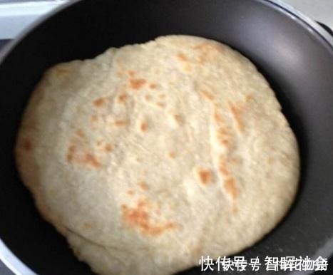 烙饼别用凉水和开水，用“它”和面，软香又多层，放一星期也不硬