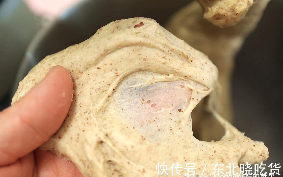 20%的黑全麦面包,颜值和营养都有了,造型很独特,口感很暄软