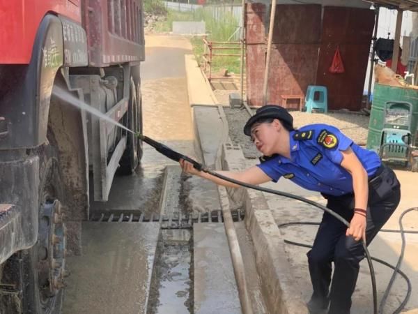 北碚区城市管理局|迎战高温“烤”验，定格重庆城市管理人最“燃”身影