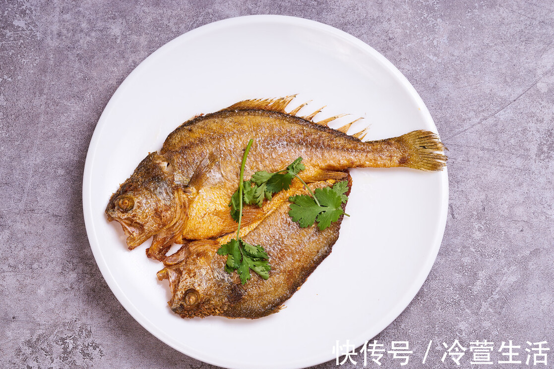 诀窍|煎鱼别再直接下油锅了，牢记3个诀窍，不粘锅不破皮更鲜美