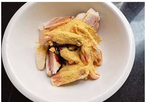 立秋后常做这道菜，食材加粉腌制，同玉米蒸熟上桌，鲜美不上火