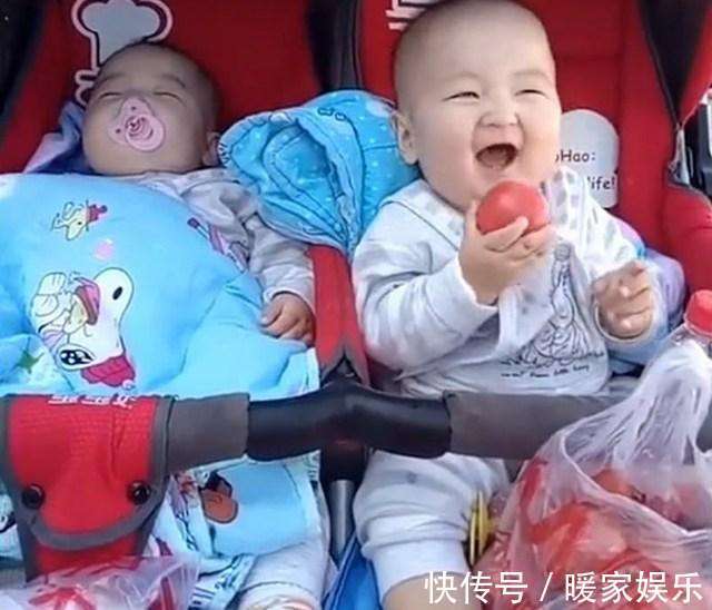 哥哥|双胞胎哥哥趁弟弟睡着偷吃西红柿, 哥哥得意的表情笑喷妈妈