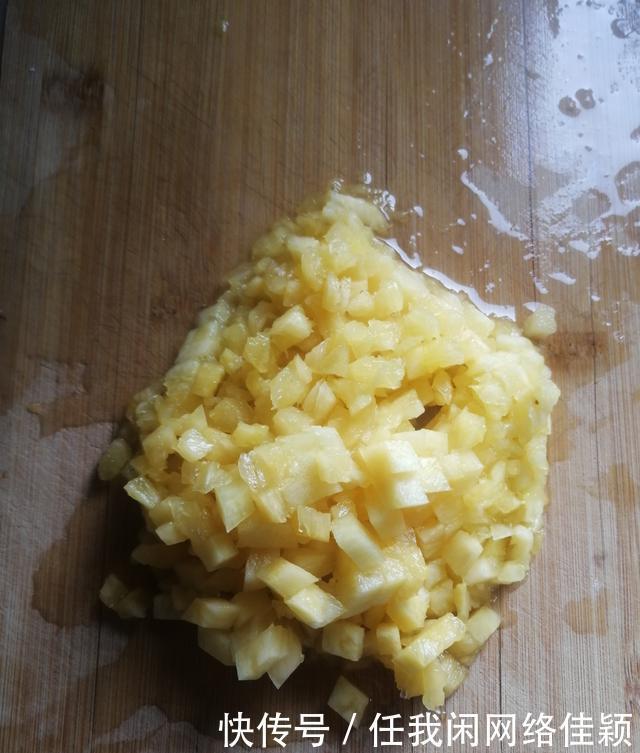 菠萝|吃了四十年的菠萝,这种吃法最过瘾,香甜松软,一次八个没吃够。