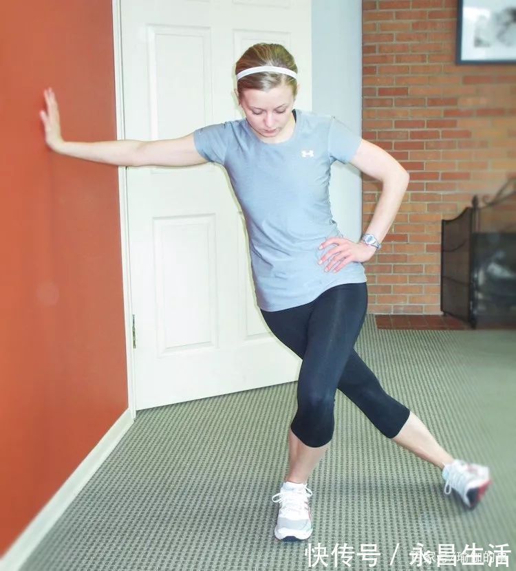 屈双膝|练瑜伽，髋部打不开，膝外侧疼常被忽视的髂胫束很重要