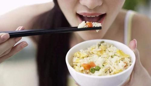 医生|胃癌多是“吃”出来的,医生提醒不想得胃病,三种食物要少吃