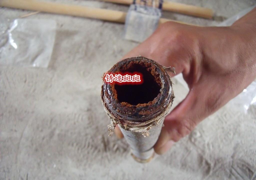 水管|放弃大平层选“老破小”，后悔了！铸铁下水管漏水，物业都不让改