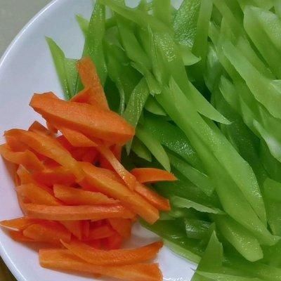 莴笋炒平菇，鲜倒眉毛，你吃过吗？