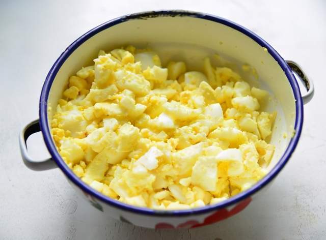 大蒜这么处理,入冬后用来钓鲫鱼,比用蚯蚓效果好