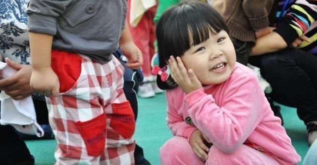 小朋友|孩子上了幼儿园,就不要再给他穿这几种“衣服”了,易伤孩子自尊
