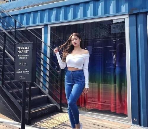 质朴|紧身牛仔裤，淑女低调出行，展现质朴美！！