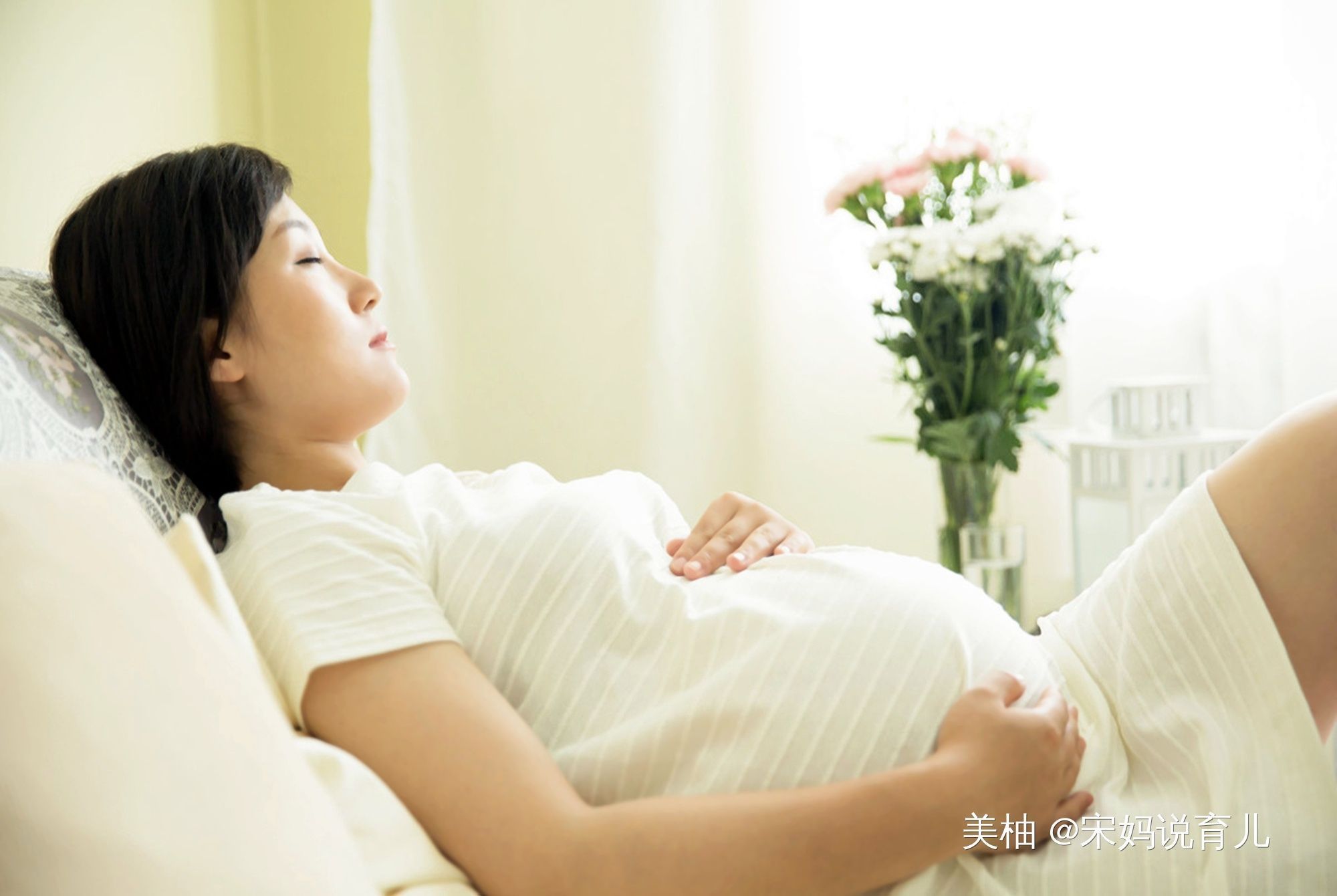 取左侧|孕期一定要左侧睡吗因孕期月数而异,孕妈睡得好胎儿健康身体长